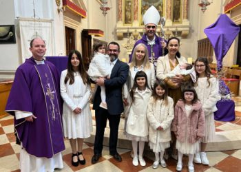 Malena Ana: Biskup krstio sedmo dijete u obitelji Kutnjak (FOTO)