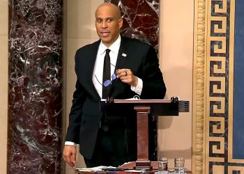 Mamut Cory Booker, 22 sata i brojanja, gotovo rekordnih slojeva senata Filibustera kako bi prosvjedovao Trumpa