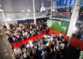 Maturanti Srednje škole Braća Radić u glamuroznim izdanjima prošetali crvenim tepihom restorana Kampus