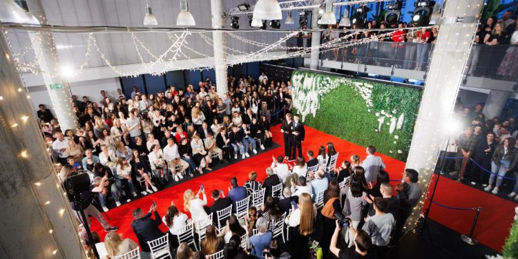 Maturanti Srednje škole Braća Radić u glamuroznim izdanjima prošetali crvenim tepihom restorana Kampus