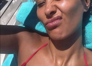 Maya Jama, 30 godina, zadirkiva se u crvenom bikiniju tijekom obiteljskog odmora sa svojim bakama i djedovima dok uživa u vrlo raskošnom putovanju na Tajland