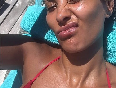 Maya Jama, 30 godina, zadirkiva se u crvenom bikiniju tijekom obiteljskog odmora sa svojim bakama i djedovima dok uživa u vrlo raskošnom putovanju na Tajland