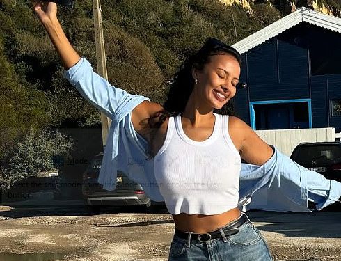 Maya Jama preplavljuje svoj napet midriff u bijelom kulturu i trapericama tijekom praznika dok dijeli priču o pubu u New Yorku