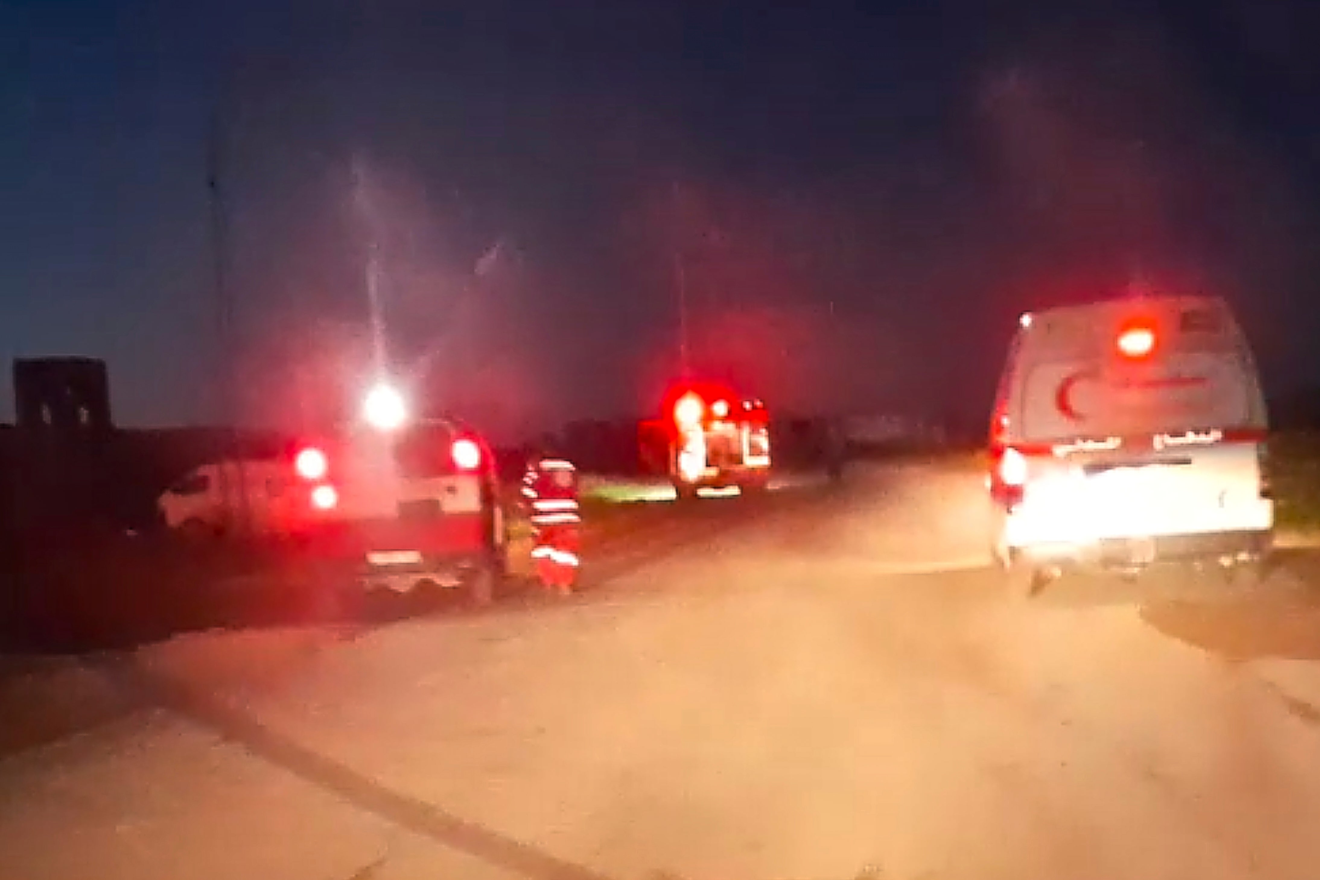 Snimke dobivene iz incidenta pokazuju hitne pomoći, s bljeskanjem svjetla i logotipa