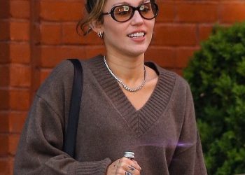 Miley Cyrus izgleda sretno nakon vijesti o Bombshell -u njezin otac Billy Ray izlazi s Elizabeth Hurley