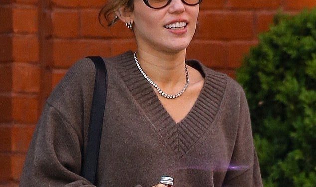 Miley Cyrus izgleda sretno nakon vijesti o Bombshell -u njezin otac Billy Ray izlazi s Elizabeth Hurley