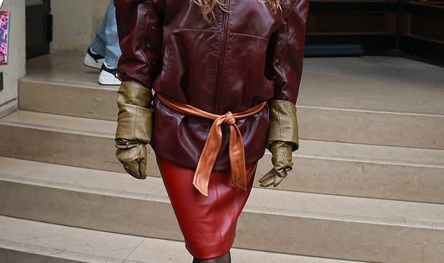 Miley Cyrus reže elegantnu figuru u kožnom koordinu dok izlazi u Pariz usred tvrdnji o otuđenom ocu Billy Rae mogao bi biti postavljen da se oženi Elizabeth Hurley nakon šokiranja romance