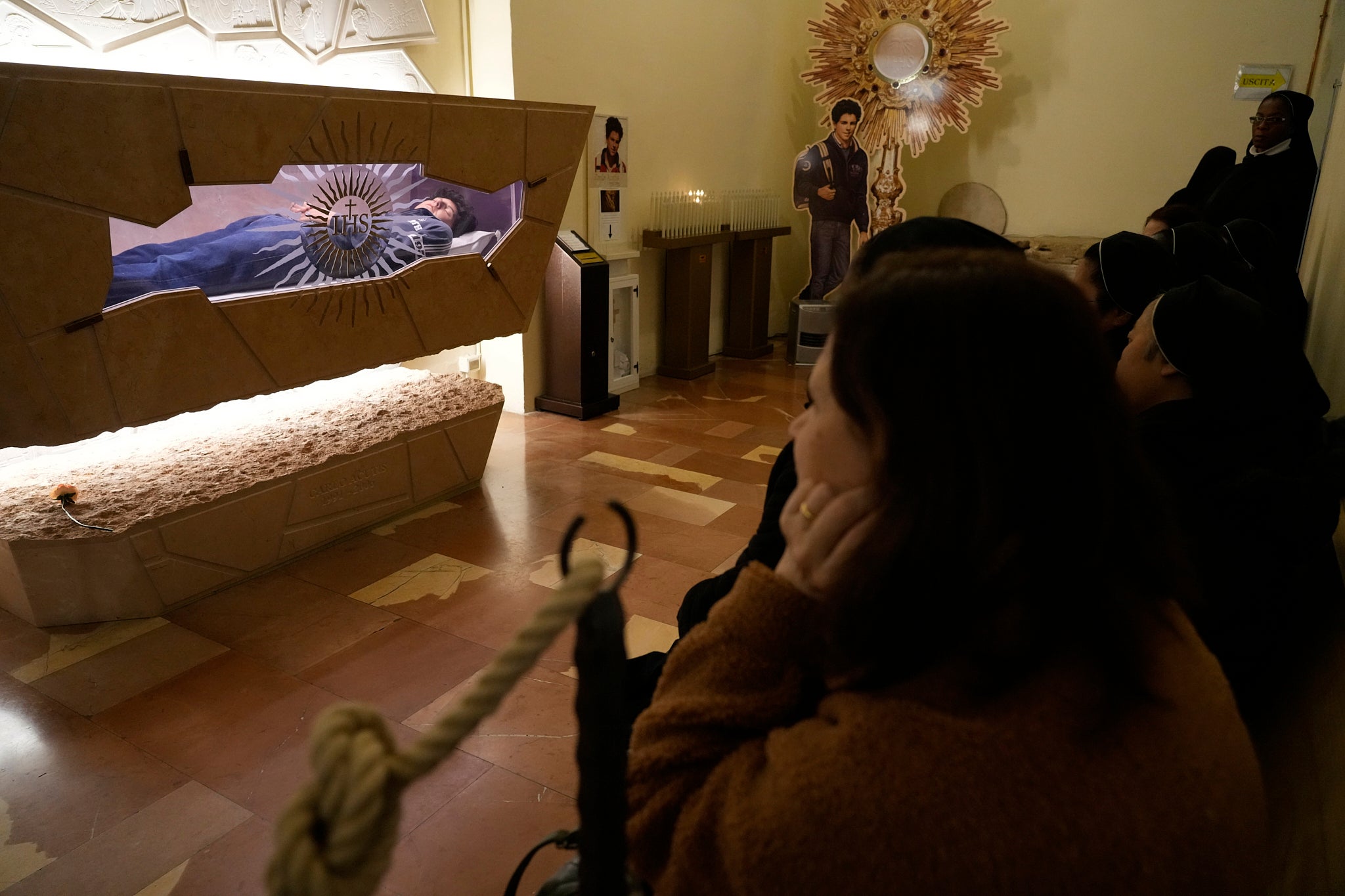 Štovatelji odaju počast u Carlovoj grobnici