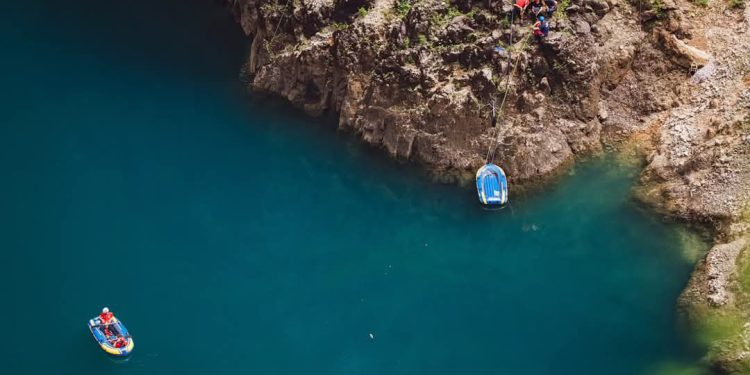 Mini podmornica zaronila na dubinu od 245 metara Crvenog jezera u blizini Imotskog