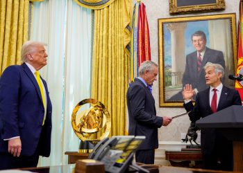 Mlada djevojka se onesvijesti tijekom Trumpovih primjedbi na ceremoniju zakletve dr. Oza Bijele kuće