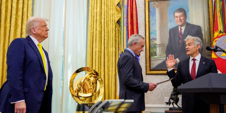 Mlada djevojka se onesvijesti tijekom Trumpovih primjedbi na ceremoniju zakletve dr. Oza Bijele kuće