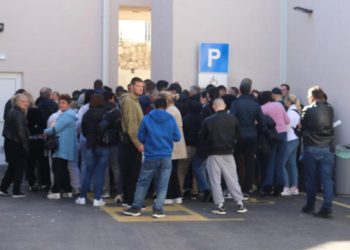 ‘Mnogi su nezadovoljni dugim čekanjima u redu, ali žene sa šaltera su nevidljivi kotačići dubrovačkog turizma’