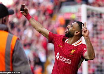 Mohamed Salah uzima selfie srednju igru ​​s navijačima nakon što je postigao liverpoolov titulu za titulu 5-1 ruta Tottenhama na Anfieldu