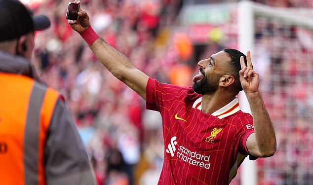 Mohamed Salah uzima selfie srednju igru ​​s navijačima nakon što je postigao liverpoolov titulu za titulu 5-1 ruta Tottenhama na Anfieldu