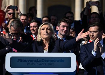 Morine Le Pen tvrdi da je postojanje Francuske u pitanju ‘na prvom krajnjem desnom skupu nakon zabrane izbora