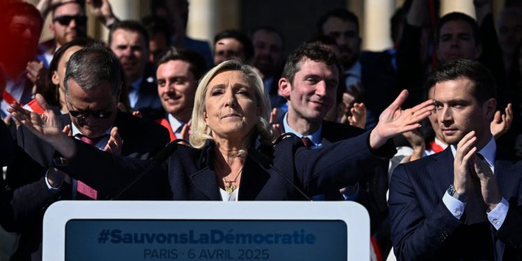Morine Le Pen tvrdi da je postojanje Francuske u pitanju ‘na prvom krajnjem desnom skupu nakon zabrane izbora