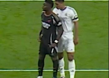 Mračne umjetnosti Jude Bellingham: Neskladene snimke pokazuju real madrid superzvijezdu uho u uho Engleske suigrača Bukayo Saka kako bi ga izbacili iz svoje kazne – godinu dana, od pokušaja istog trika na Harry Kane