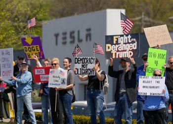 Musk kaže da će odstupiti od Trumpovog dogea dok Tesla izvještava o sumornom zaradi