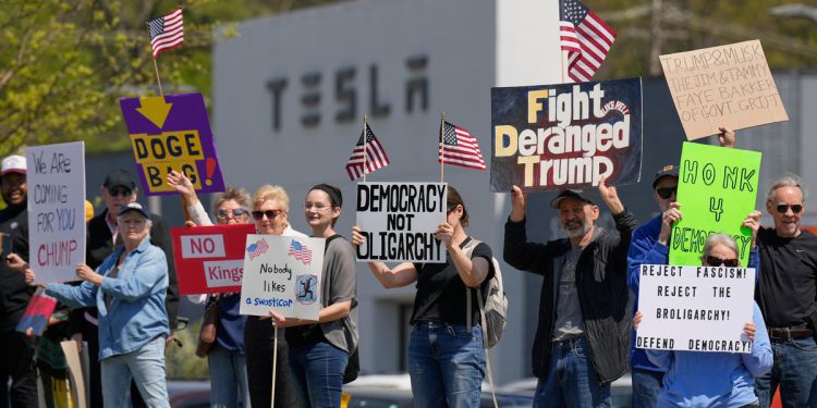 Musk kaže da će odstupiti od Trumpovog dogea dok Tesla izvještava o sumornom zaradi