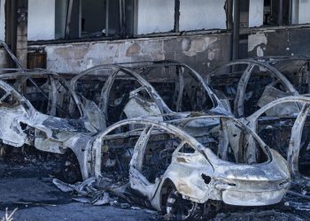 Musk osuđuje napad terorista na TESLA zastupništvo u Italiji – RT World News