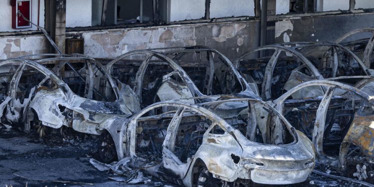 Musk osuđuje napad terorista na TESLA zastupništvo u Italiji – RT World News