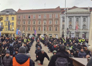 Muškarac objavio zašto kleči i moli na Trgu: Tekst se masovno dijeli među vjernicima
