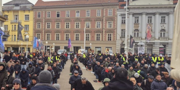 Muškarac objavio zašto kleči i moli na Trgu: Tekst se masovno dijeli među vjernicima