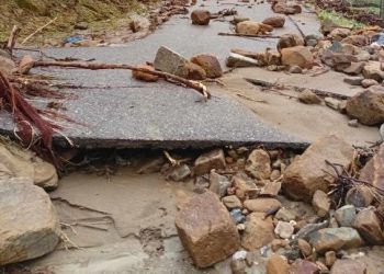 NEVRIJEME U BiH Poplave odsjekle mjesta na sjeveroistoku zemlje, vodena bujica odnijela cestu