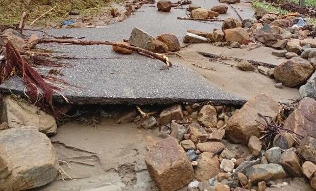 NEVRIJEME U BiH Poplave odsjekle mjesta na sjeveroistoku zemlje, vodena bujica odnijela cestu
