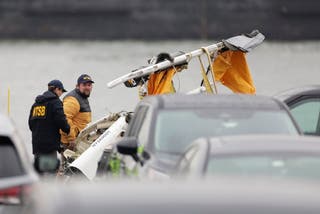 Istražitelji s Nacionalnim odborom za sigurnost prometa istražuju olupinu helikoptera koji se povećava, petak, 11. travnja 2025., koji se srušio u rijeku Hudson dan ranije u Jersey Cityju, NJ (AP Photo/Adam Hunger)