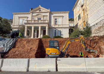 Nakon urušavanja u ožujku: Sanira se zid kuće na Pločama (FOTO)