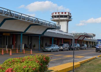 Nas Man ubode 2 putnika i pilota prije kobalno pucanja dok je otmicao mali avion u Belizeu