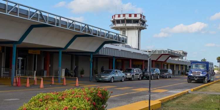 Nas Man ubode 2 putnika i pilota prije kobalno pucanja dok je otmicao mali avion u Belizeu