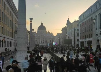 Naš reporter javio se iz Rima: ‘Na tisuće ljudi večeras je ispred Vatikana. Masu je i televizijskih ekipa!’