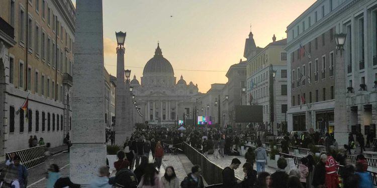 Naš reporter javio se iz Rima: ‘Na tisuće ljudi večeras je ispred Vatikana. Masu je i televizijskih ekipa!’