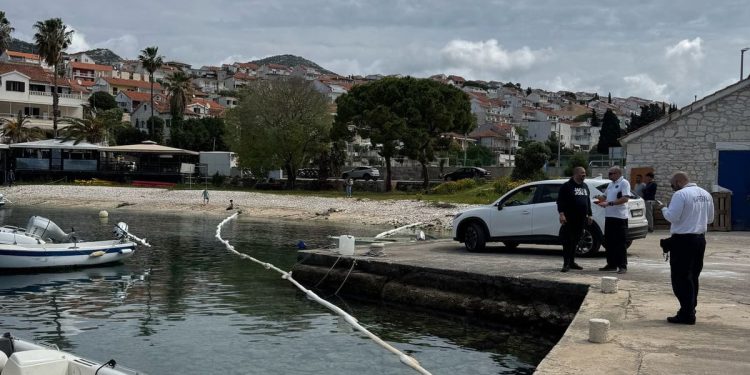 Nastavlja se intenzivno čišćenje mora na Hvaru
