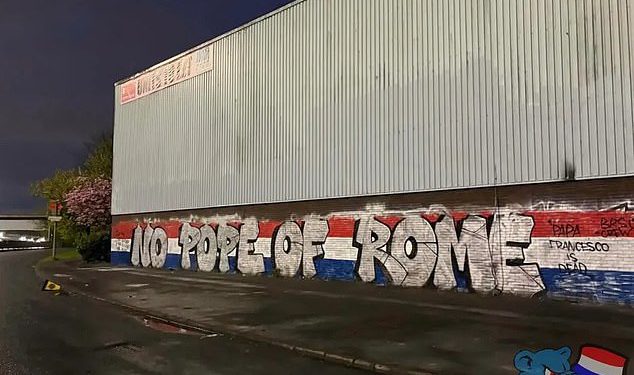 Navijači Rangersa iskrivaju bijesno s ‘odvratnim’ grafitima rugajući smrt pape Franjo u nastojanju da naljuti svoje tradicionalno katoličke rivale keltski