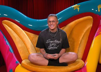 Navijači slavnih Big Brother -a uočavaju dva domaćice koji su već kršili pravila usred nominacije ubojice, jer nova serija započinje zaokretom