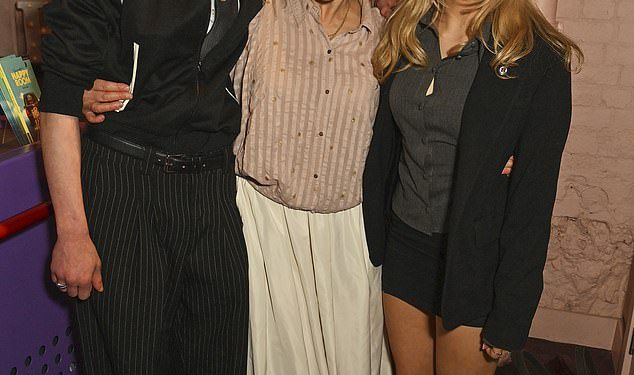 Ne nazivajte mog Joea bebom nepo, kaže Amanda Abbington – kao sina, 19, ona dijeli s Martinom Freemanom glavnom ulogom u seriji New Stephen Kinga ‘Sve samostalno’