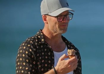 Ne znate li tko sam? Povratak Mafs Star -a na reality TV jer ga njegov meč ne uspijeva prepoznati u originalnoj seriji Stan Love Triangle