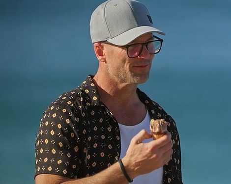 Ne znate li tko sam? Povratak Mafs Star -a na reality TV jer ga njegov meč ne uspijeva prepoznati u originalnoj seriji Stan Love Triangle