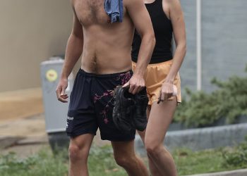 Nećakinja Nicole Kidman Lucia Hawley i dečko Henry Poole gledaju svaki centimetar voljeni par dok zajedno uživaju u jutarnjoj vježbi u Bondi