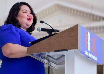 Nedokumentirani anti-Trumpov Activis hvali se da je “neuobičajena” i “queer” na mitingu