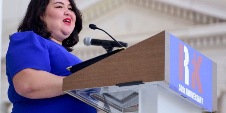 Nedokumentirani anti-Trumpov Activis hvali se da je “neuobičajena” i “queer” na mitingu