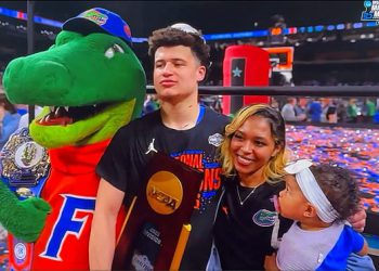 Neugodni trenutak ožujka Madness zvijezda Walter Clayton Jr. kaže Floridi Mascot da izađe iz obiteljske fotografije