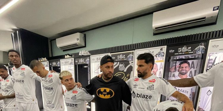 Neymar New Hero u gradu: Govor timu odjeveni kao Batman