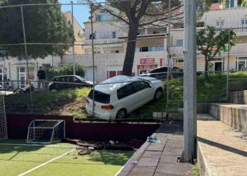 Nezgodno ‘parkiranje’: Izdala ga ručna pa se automobil spustio do igrališta