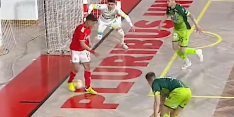 Nikad nisam vidio ovakav cilj! Vlada iz nemogućeg položaja