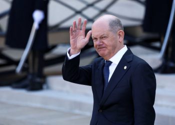 Njemački muškarac novčano je kažnjen zbog zagrljaja kancelara Olafa Scholza na aerodromu