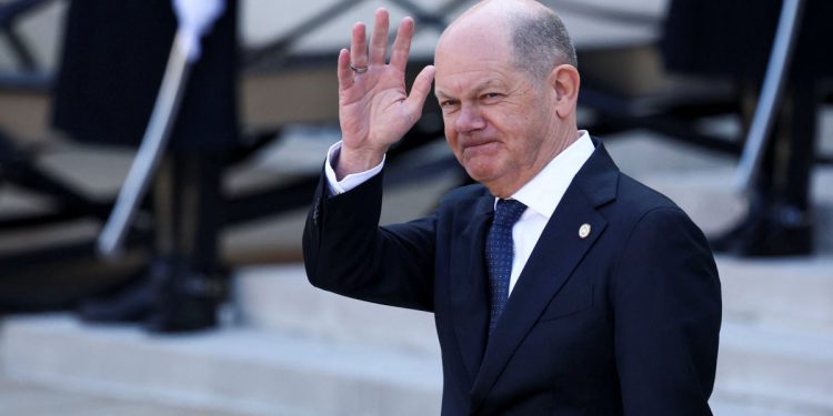 Njemački muškarac novčano je kažnjen zbog zagrljaja kancelara Olafa Scholza na aerodromu